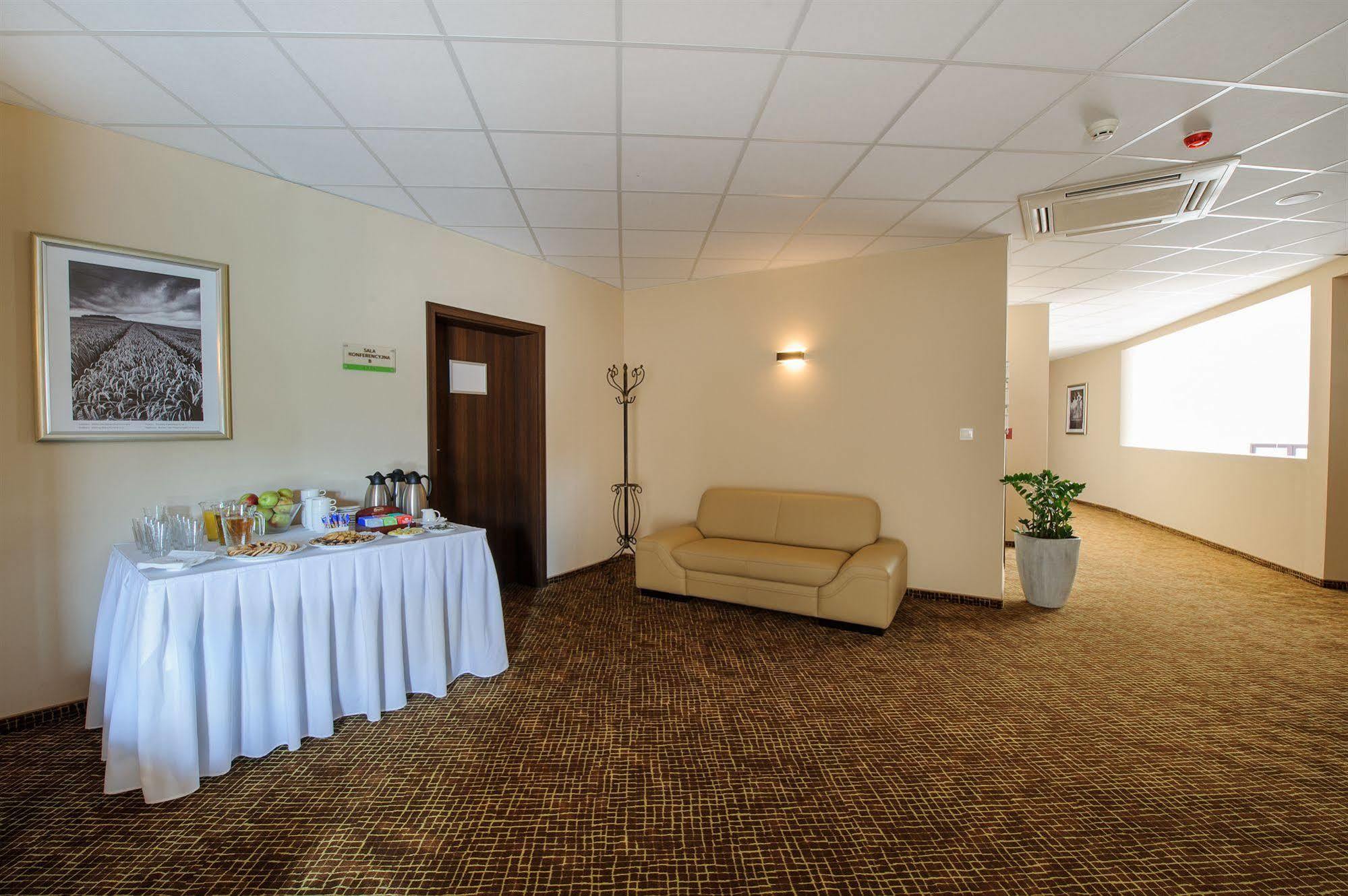 Hotel Trzebnica Εξωτερικό φωτογραφία